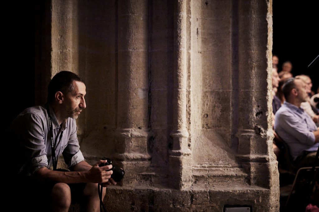 Laurent FROMENT - Photo © Christophe Raynaud de Lage - Festival d’Avignon In / captation à la Chapelle des Pénitents blancs.
